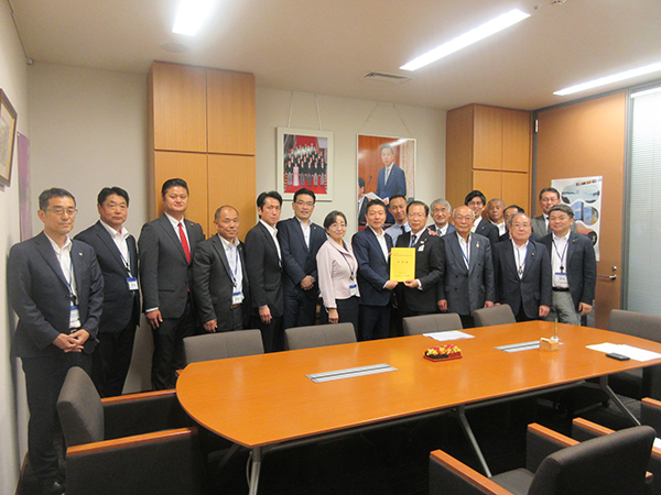 西田参議院議員へ要望書を手交