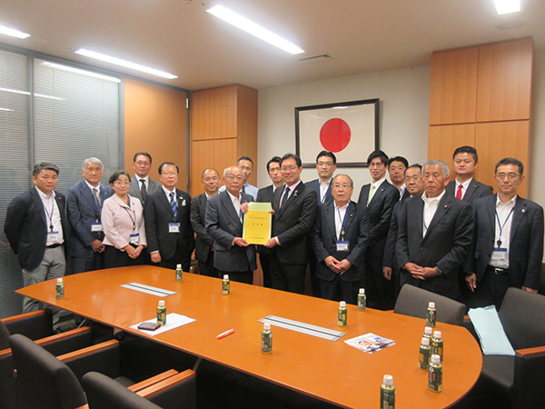 浮島衆議院議員へ要望書を手交