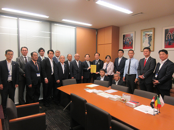 𠮷井参議院議員へ要望書を手交(1)