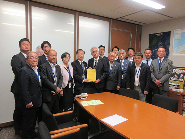 𠮷井参議院議員へ要望書を手交(2)