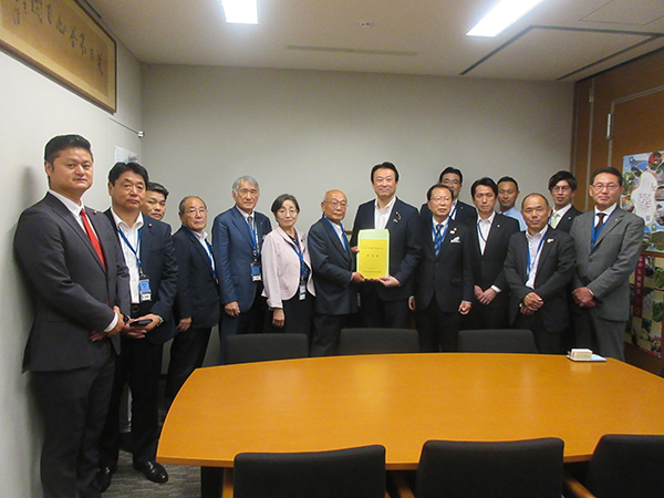 𠮷井参議院議員へ要望書を手交(2)